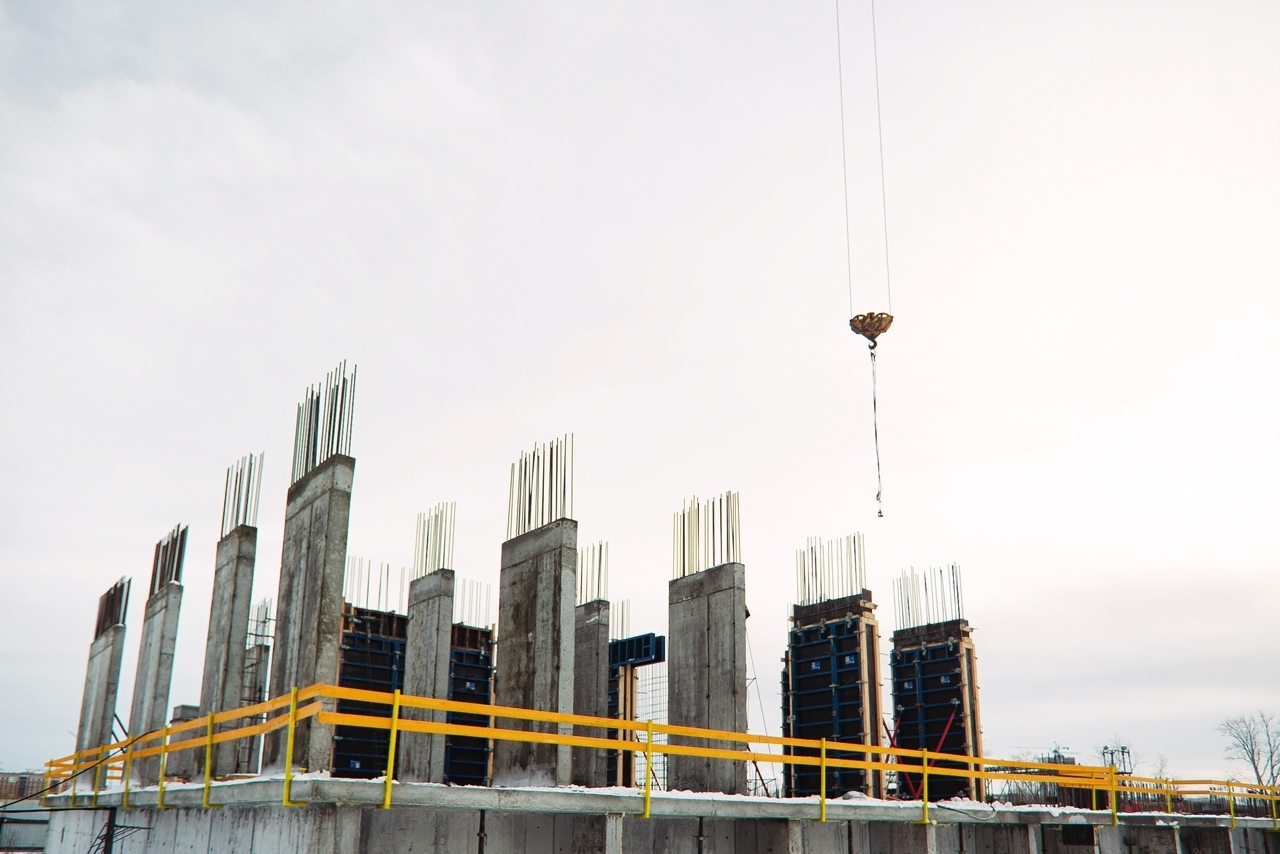 Набережный квартал рядом с европейским тюмень. Стройка многоэтажки. Около застройщик. Набережный квартал тюмень. Жк русь стройка.