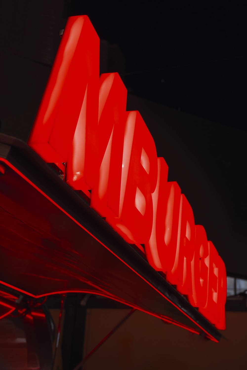 Вывеска MBURGER на рынке