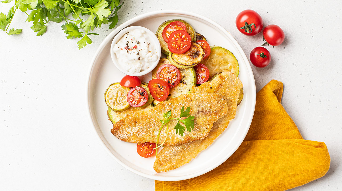 Рыба с золотой корочкой и летние овощи с фетой