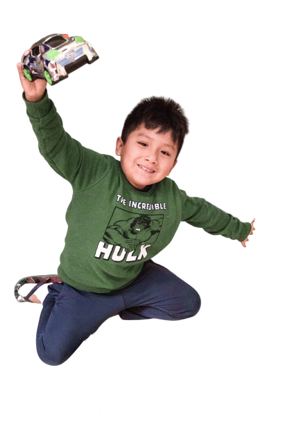 Criança segurando um carro de brinquedo