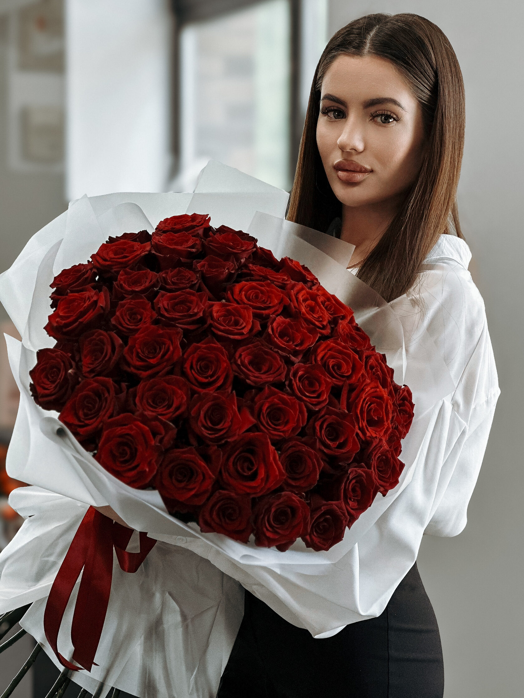 Курьер доставляет букет цветов
