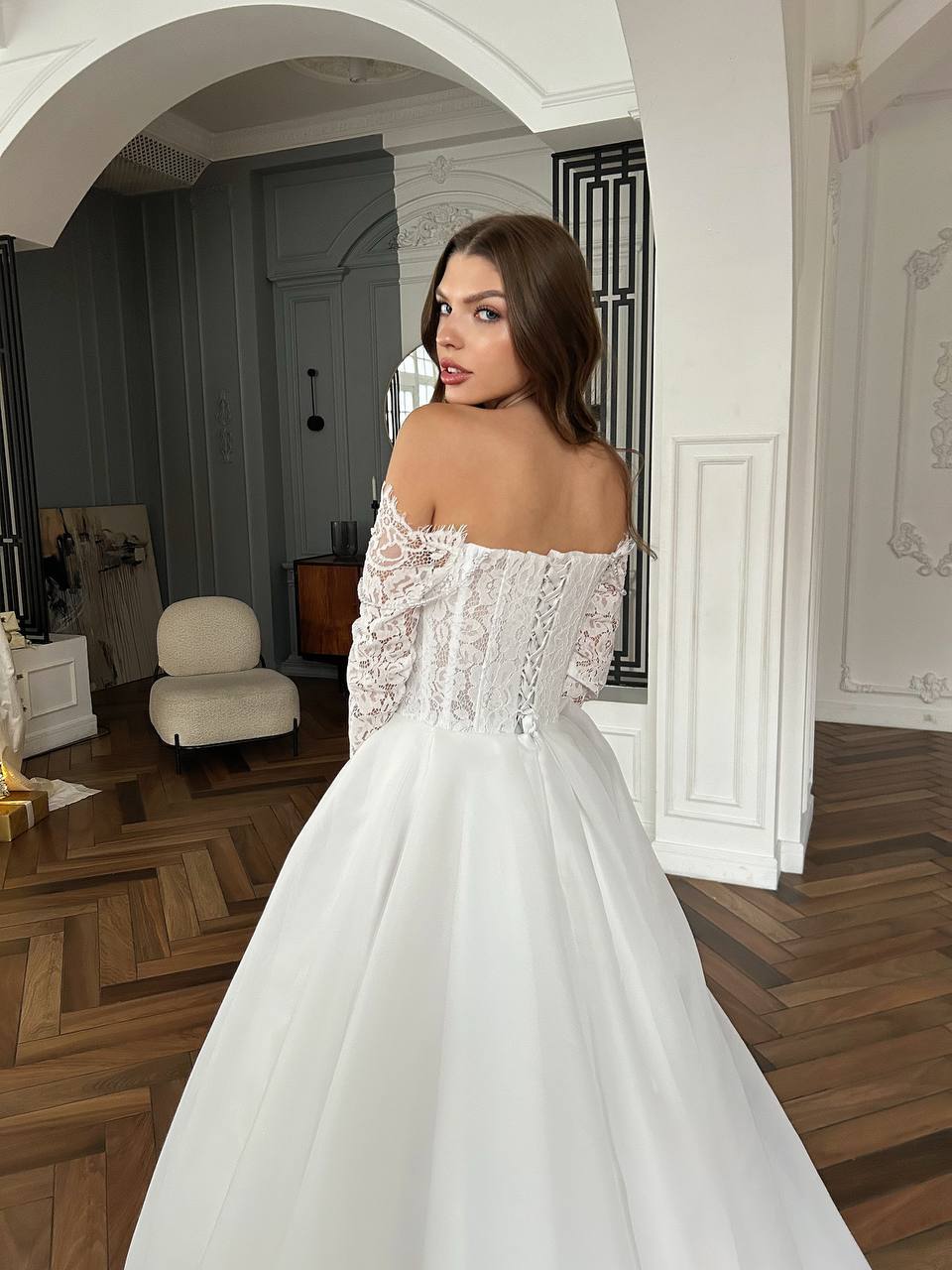 Свадебное платье с рукавами и спущенными плечами