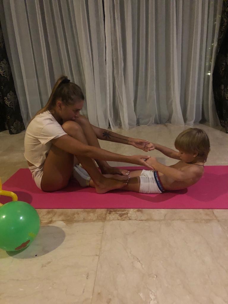 Екатерина занимается с маленьким Демидом