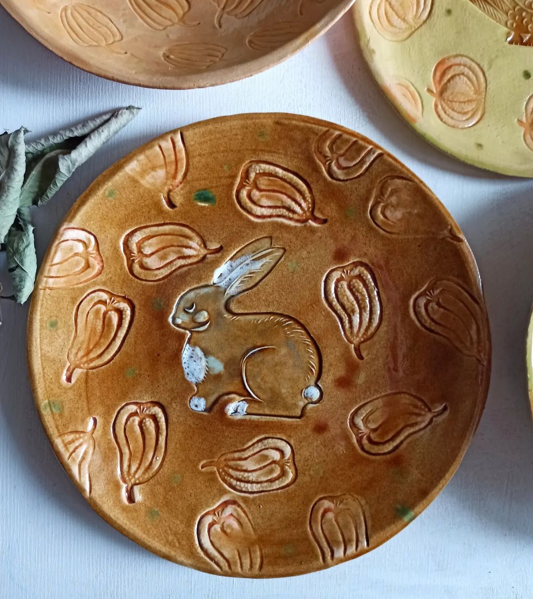 тарелка из глины с рисунком заяц