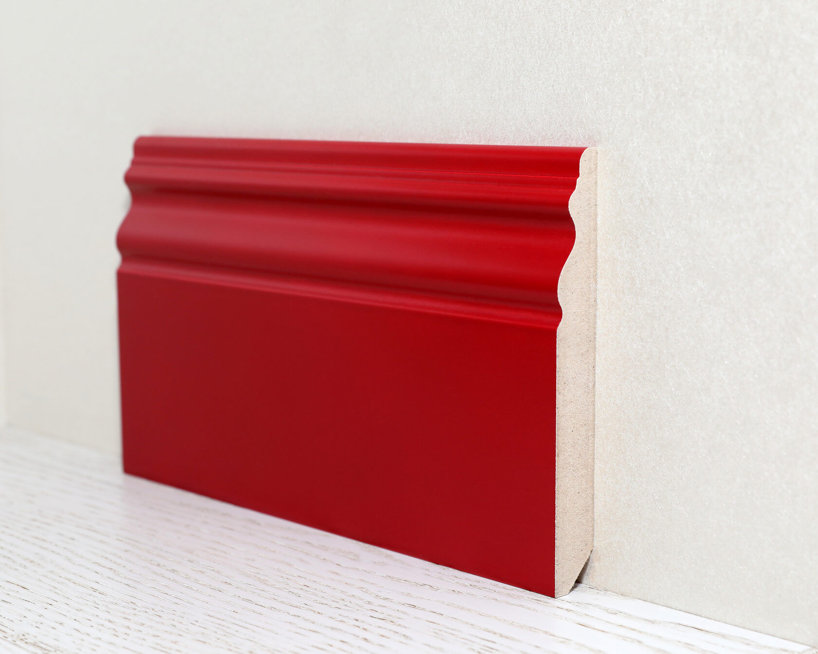 Плинтус, окрашенный в красный цвет, будет привлекать к себе внимание.