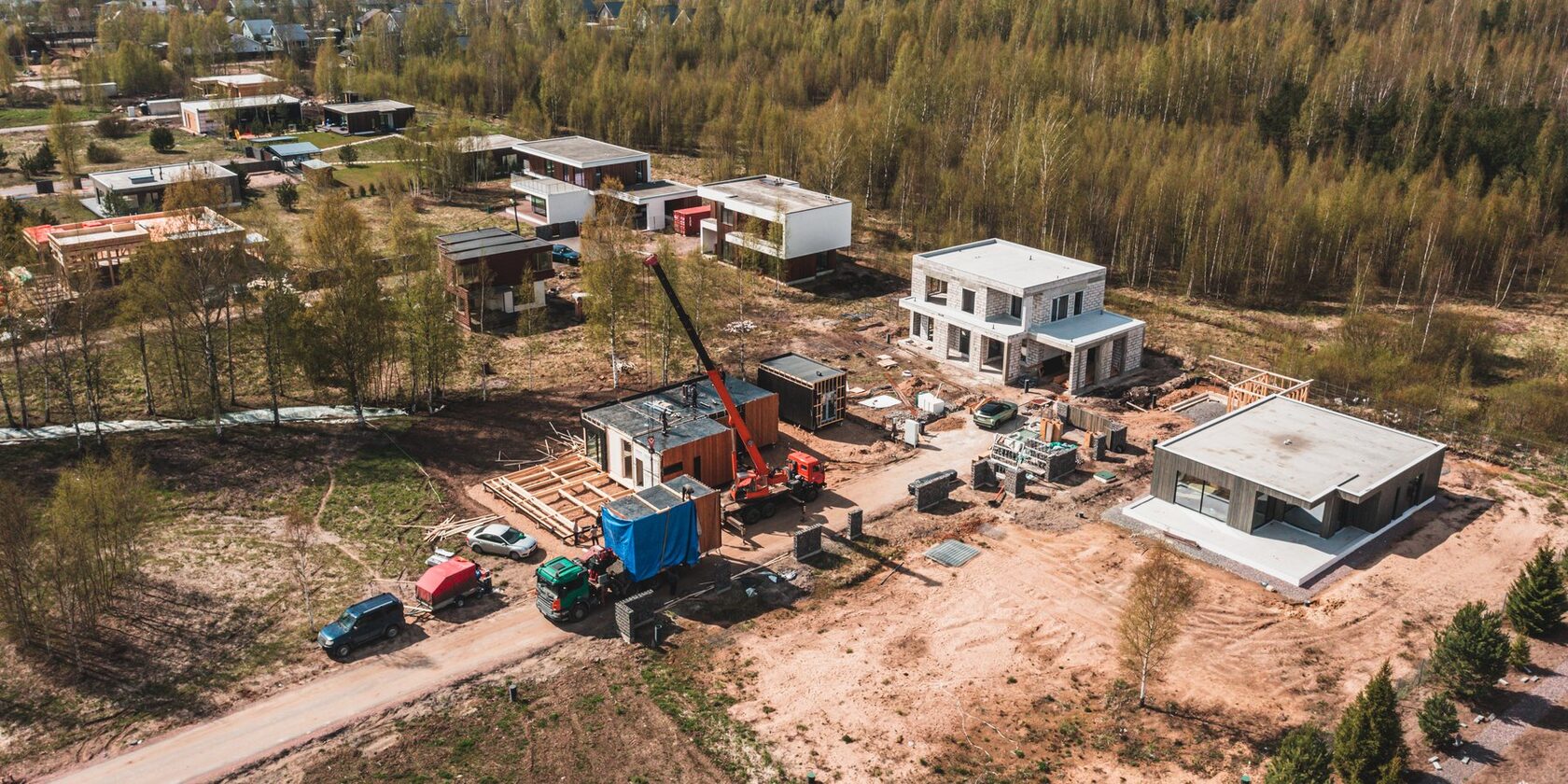 Монтаж дома М6 в посёлке Чехофф — кран ставит модули на свайное основание