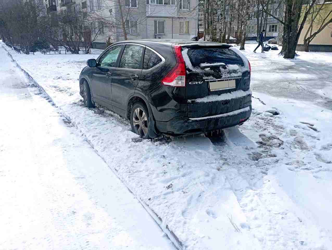 Внедорожная Эвакуация автомобиля Honda CR-V с газона, на проспекте Просвещения в Выборгском районе Санкт-Петербурга