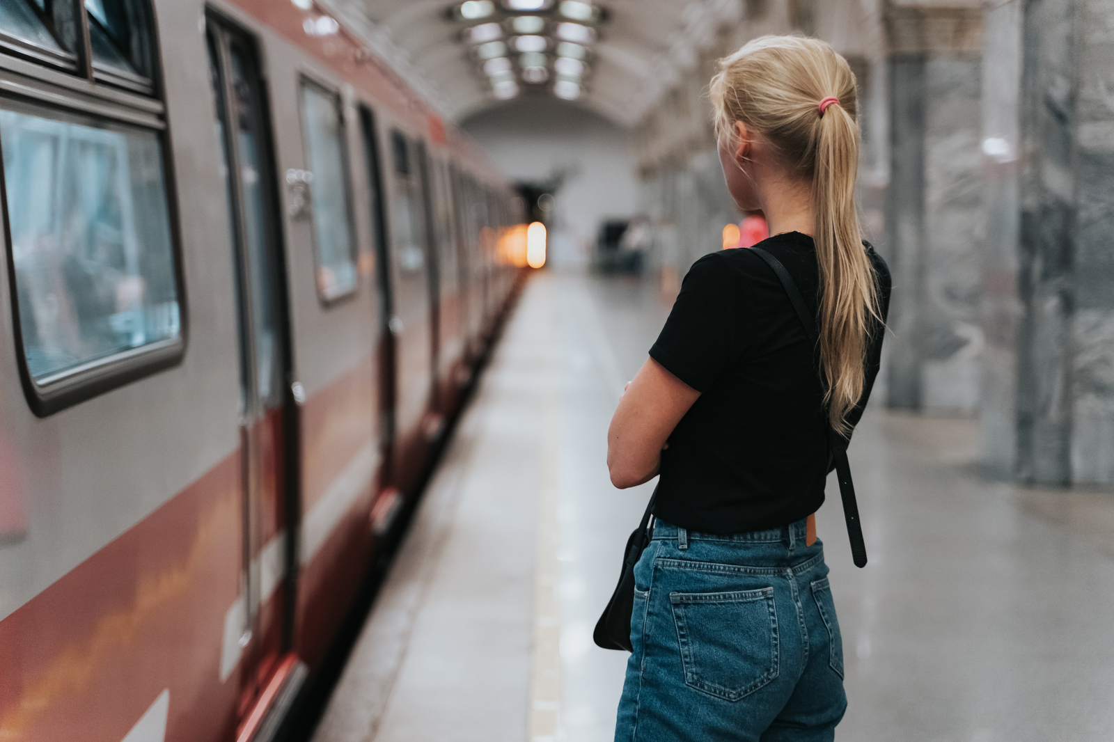 Девушки в транспорте. Девушки в метро. Девушка в вагоне метро. Девочка в метро. Девушка блондинка в метро.