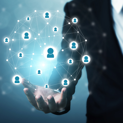  Группа бизнес-аналитиков обсуждает инновационные решения для улучшения бизнес-процессов в современном офисе, демонстрируя эффективность консалтинговых услуг.