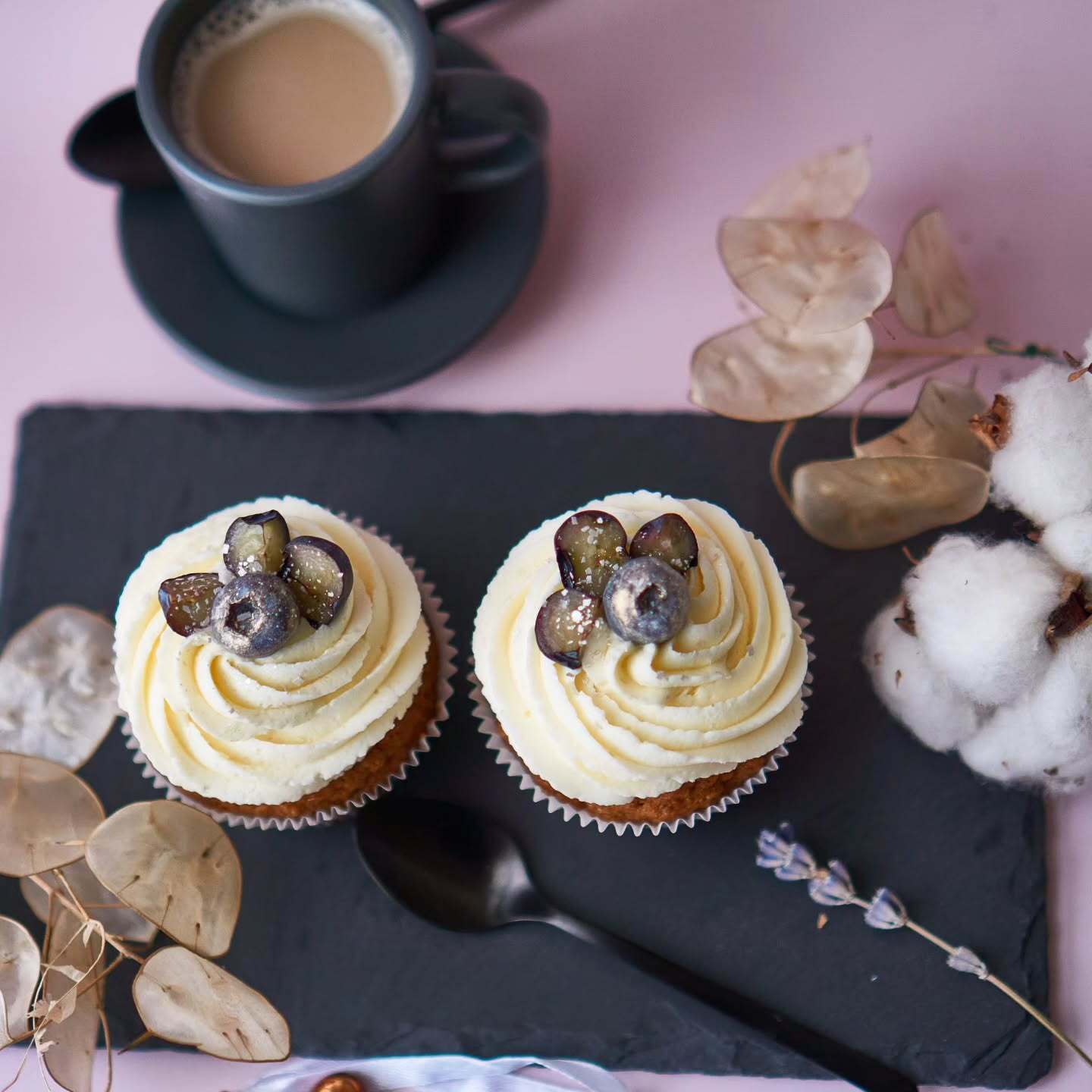 Luxusné muffiny s krémom z cream cheese a zlatou čučoriedkou na vrchu
