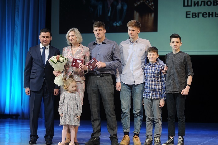 Любимская сош ярославская область. Семья года ярославская область. Ярославский конкурс семья года. Семья года ярославская область. Семья года ярославская область.