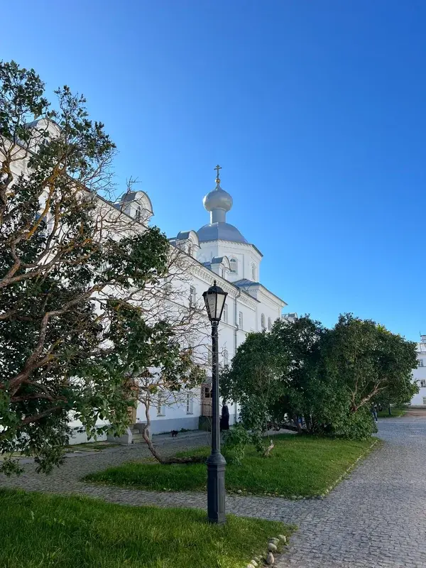 Белый храм среди зелени на Валааме