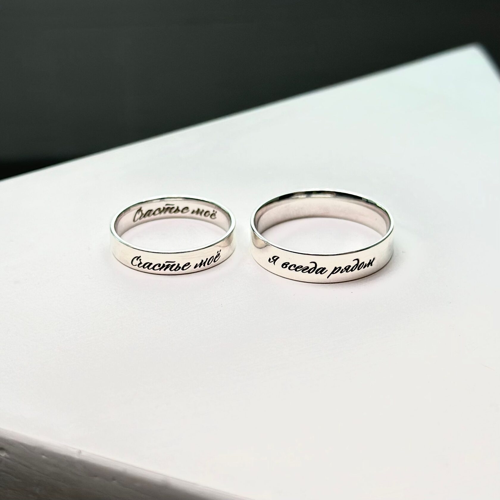 Изготовление гравировки на обручальном кольце в StekloWood — точная работа и идеальная детализация