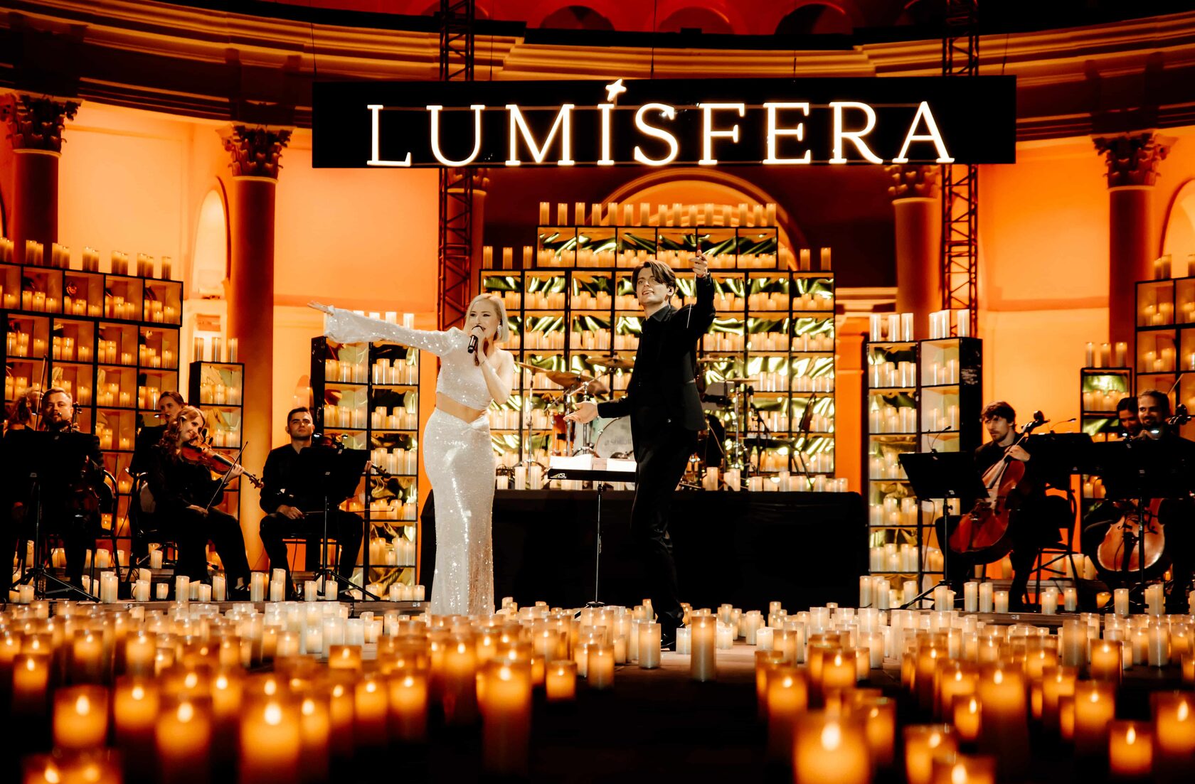 Сцена Lumisfera со свечами, вокалистка и дирижёр