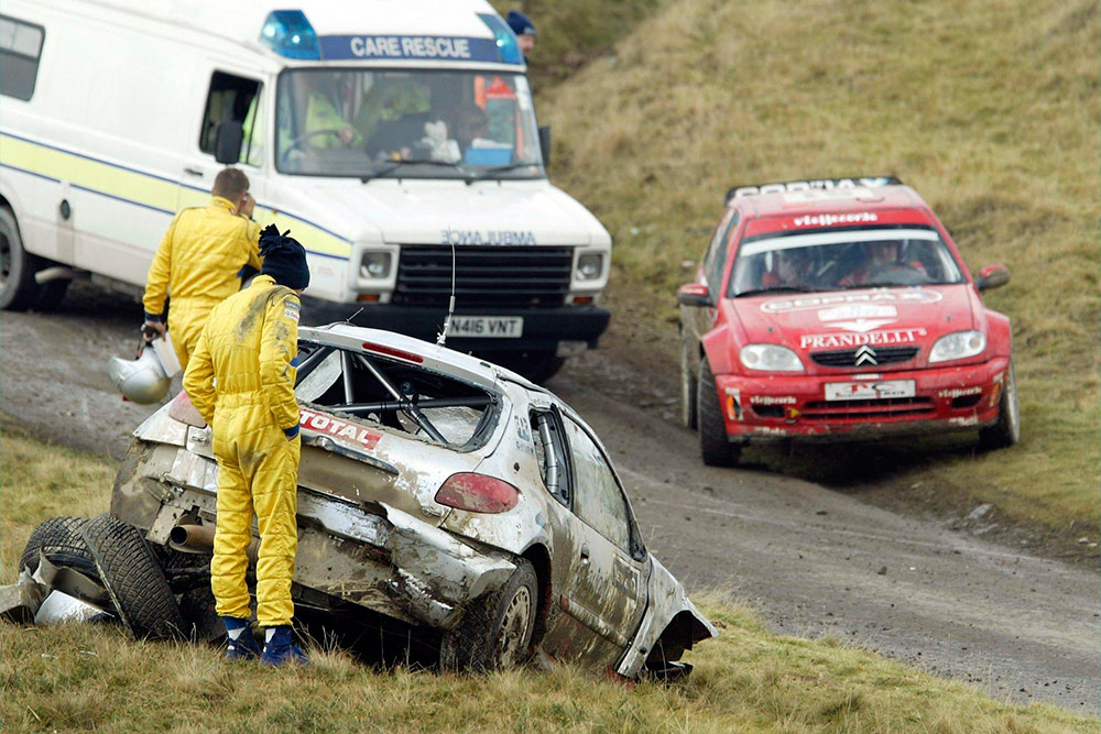 Peugeot 206 WRC (945 NVB 75) Маркуса Гронхольма и Тимо Раутиайнена после аварии на СУ10 Halfway ралли Великобритания 2002
