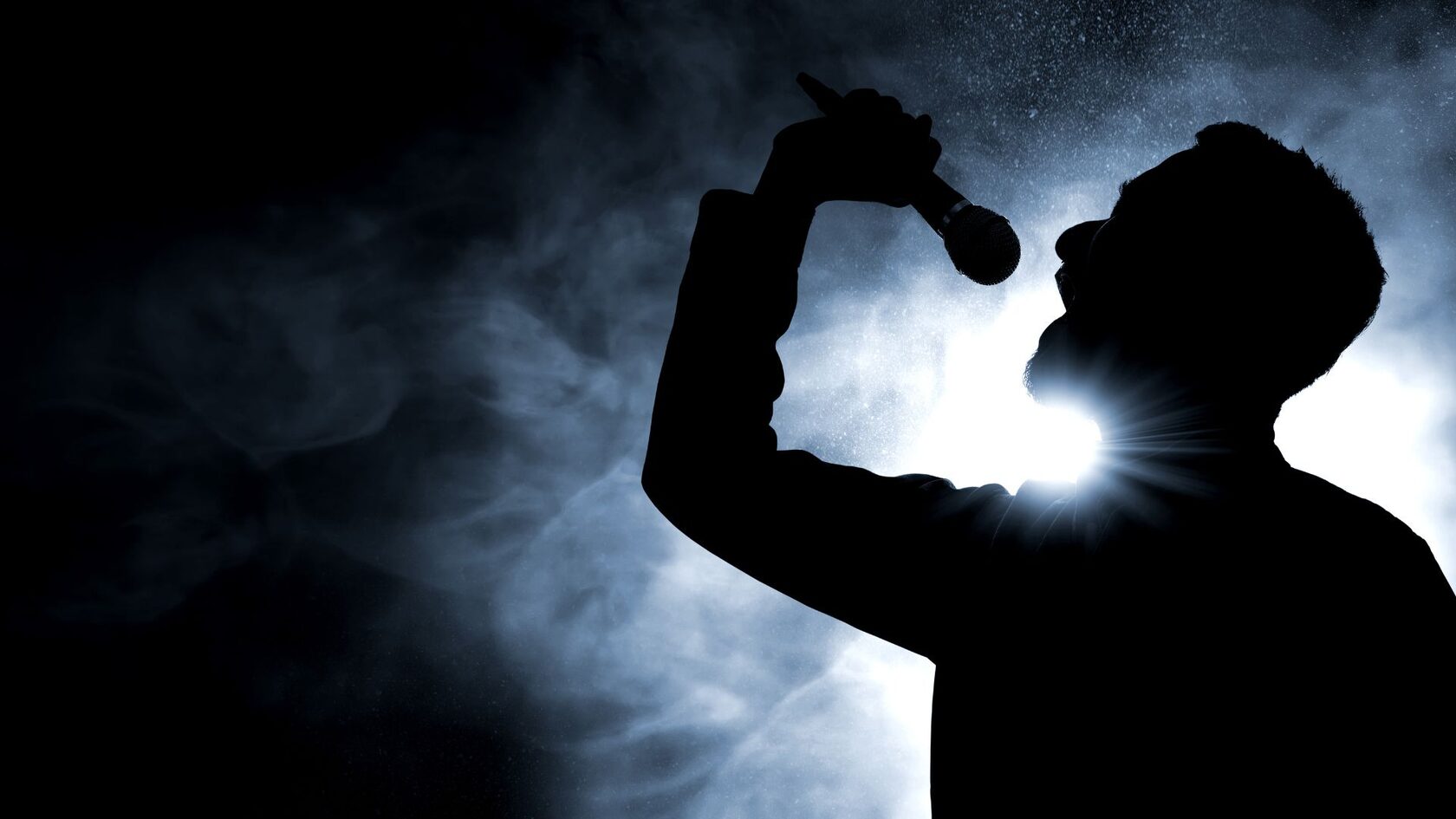 Певец выполняет дыхательные упражнения для вокала