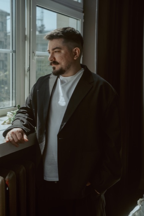Алексей Колесников у окна