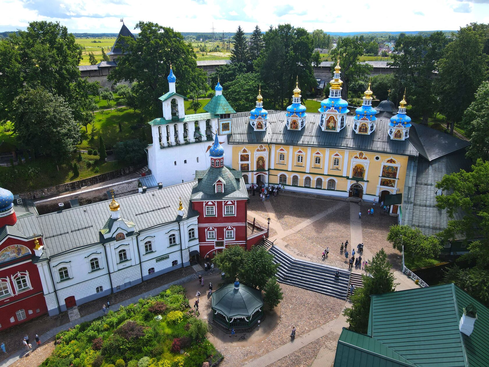 Экскурсии из петербурга в псков. Псково-Печерский монастырь вид сверху. Псковско-Печерский монастырь. Известные люди в Псково Печерском монастыре фото. Печоры Псковская стела фото достопримечательности города.