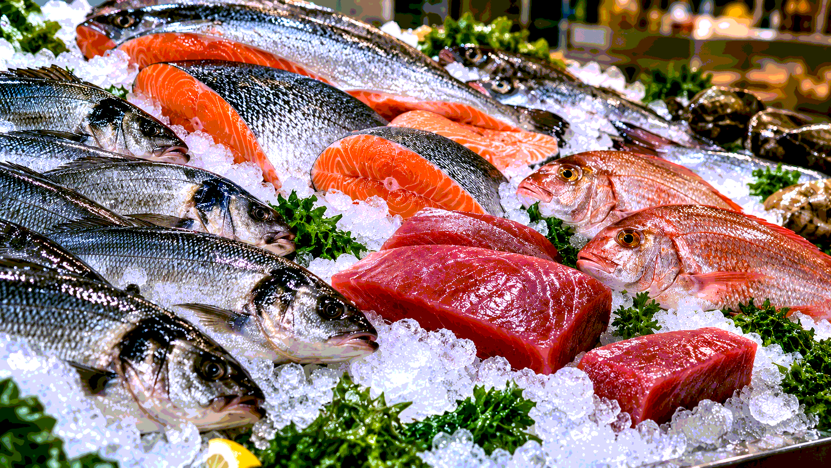 Свежая рыба и морепродукты на льду