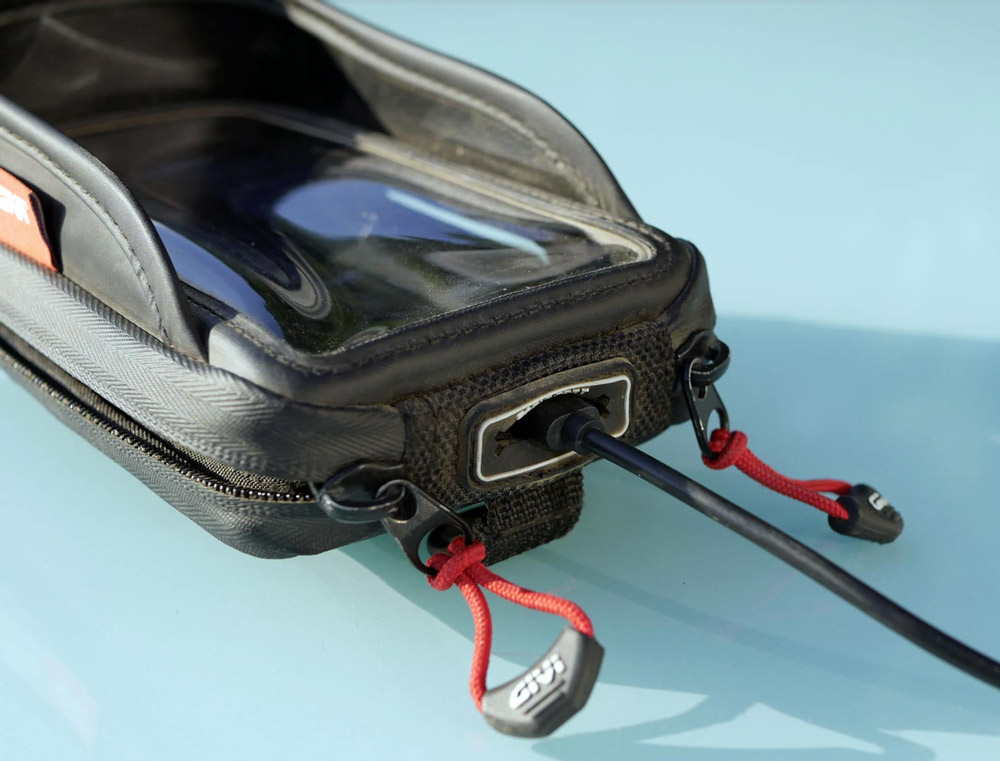 Отверстие для зарядного кабеля в чехле GIVI S957B или S958B