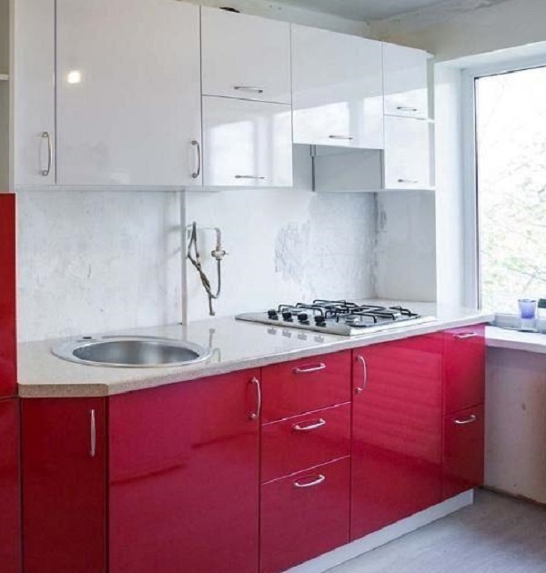 Прямая красная кухня