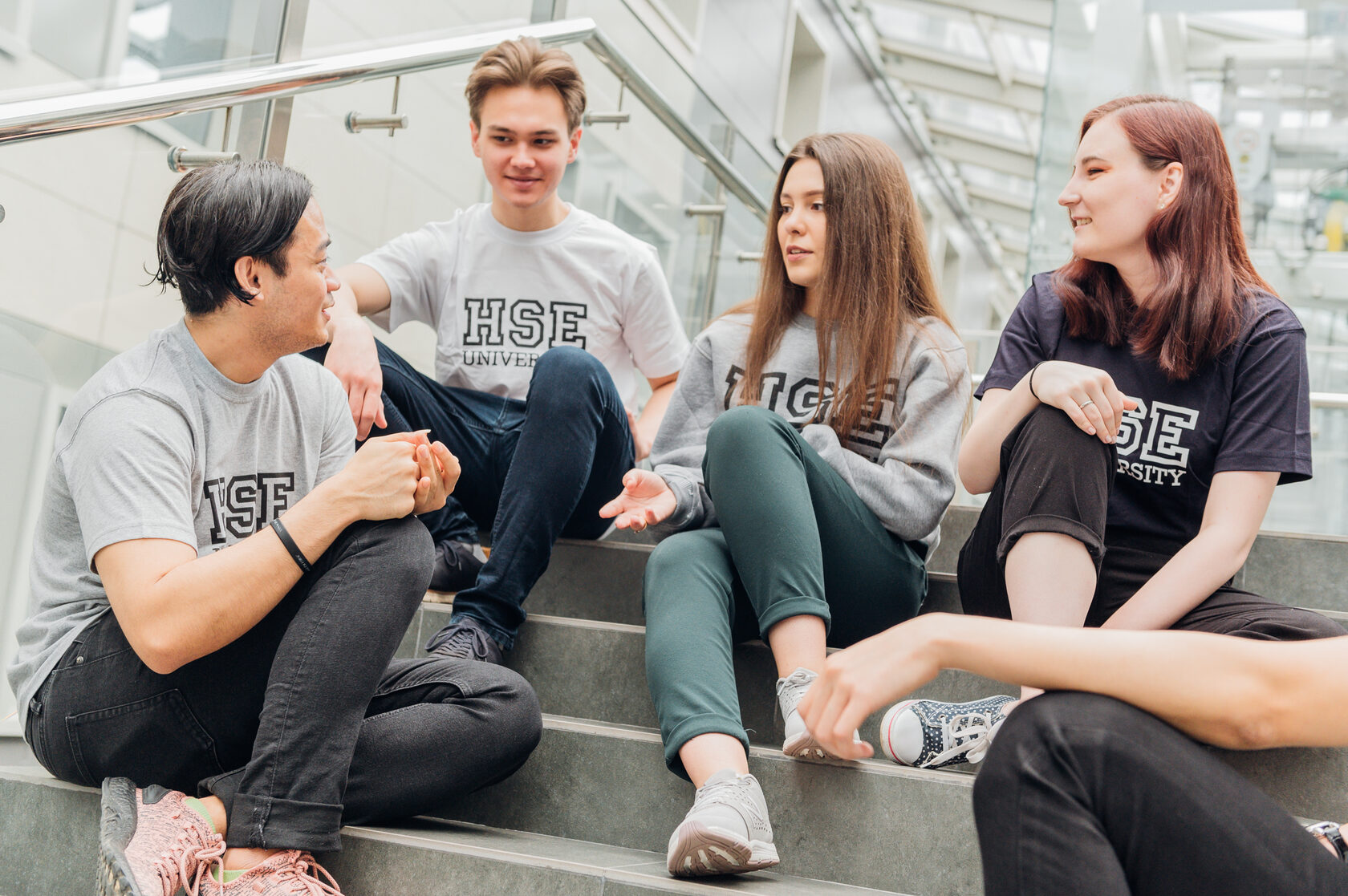 Веселая молодежь. Молодежная одежда. Заставка на рабочий стол молодежная. Тренды молодежи. Исполнители молодежных песен.