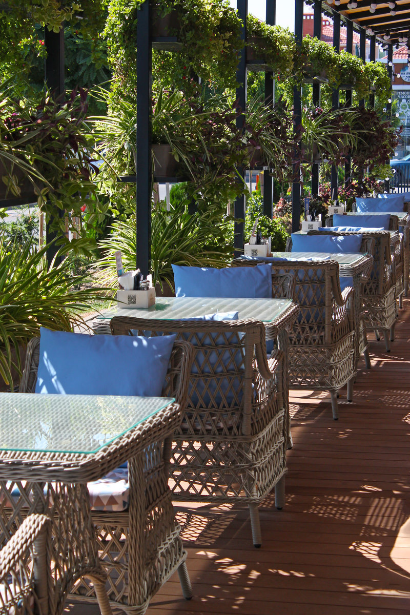 Обеденные столы и кресла для кафе из коллекции Гайс от фабрики Malacca