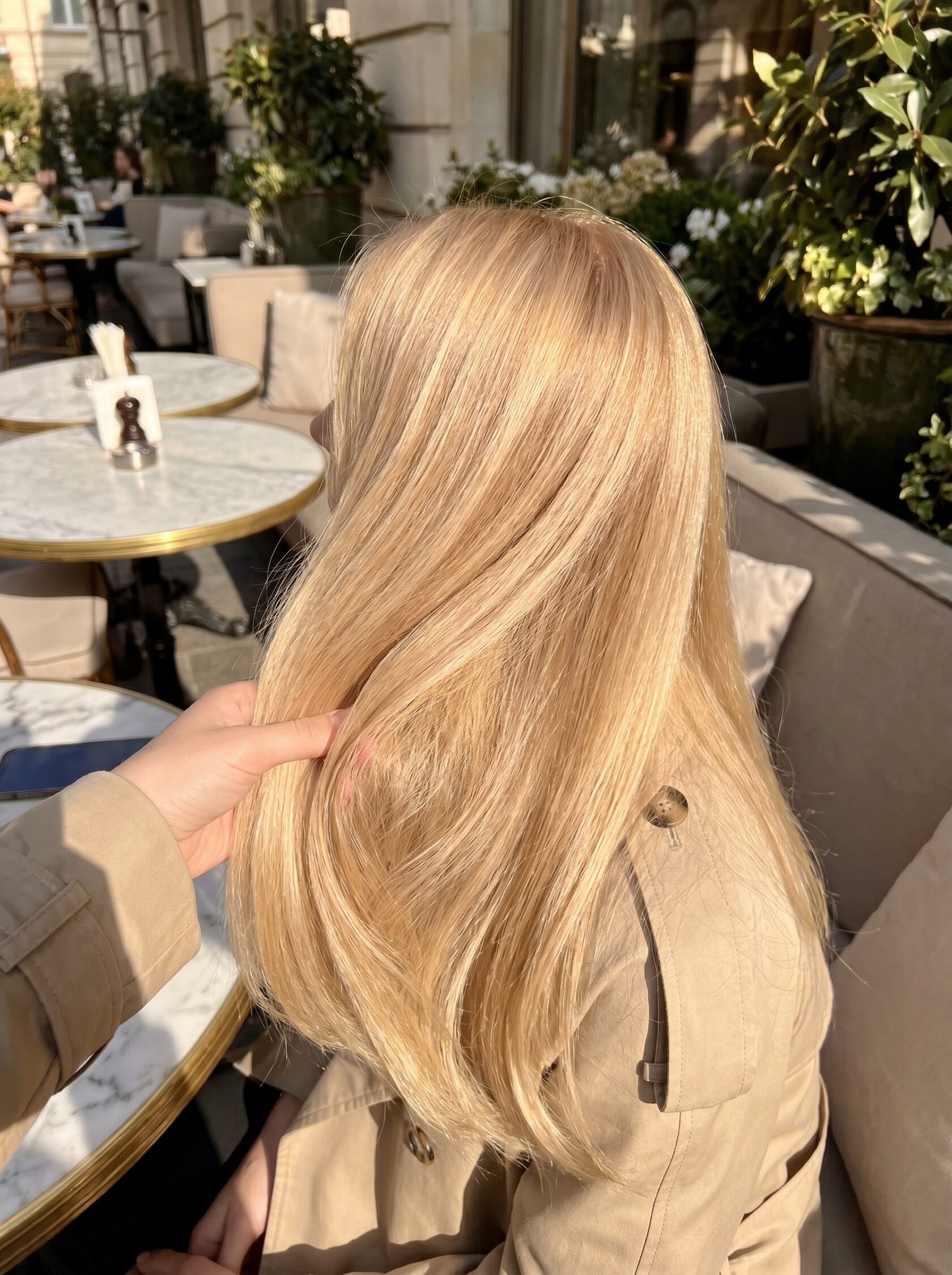 теплый блонд с золотистым сиянием крупным планом