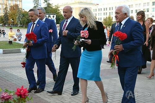Возложение цветов к памянику М. С. Щепкина перед открытием нового сезона