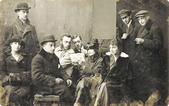 Участники литературного объединения «Зеленая лампа». Эдуард Багрицкий стоит второй справа. Одесса. 1919