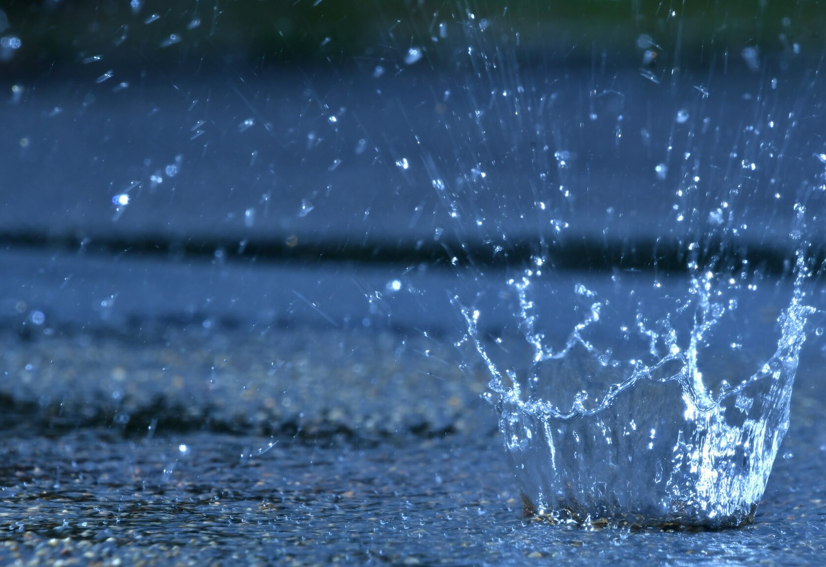 Дождь ис. Дождевая вода. Дождь на воде. Дождевые капли на море. Стакан дождь вода.