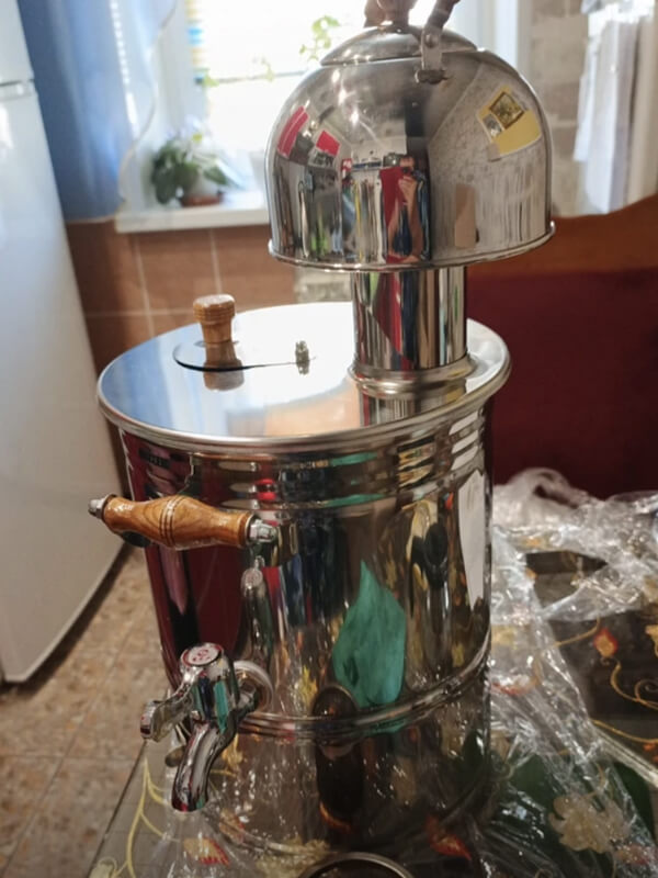Самовар Турист сразу после распаковки с заварочным чайником сверху