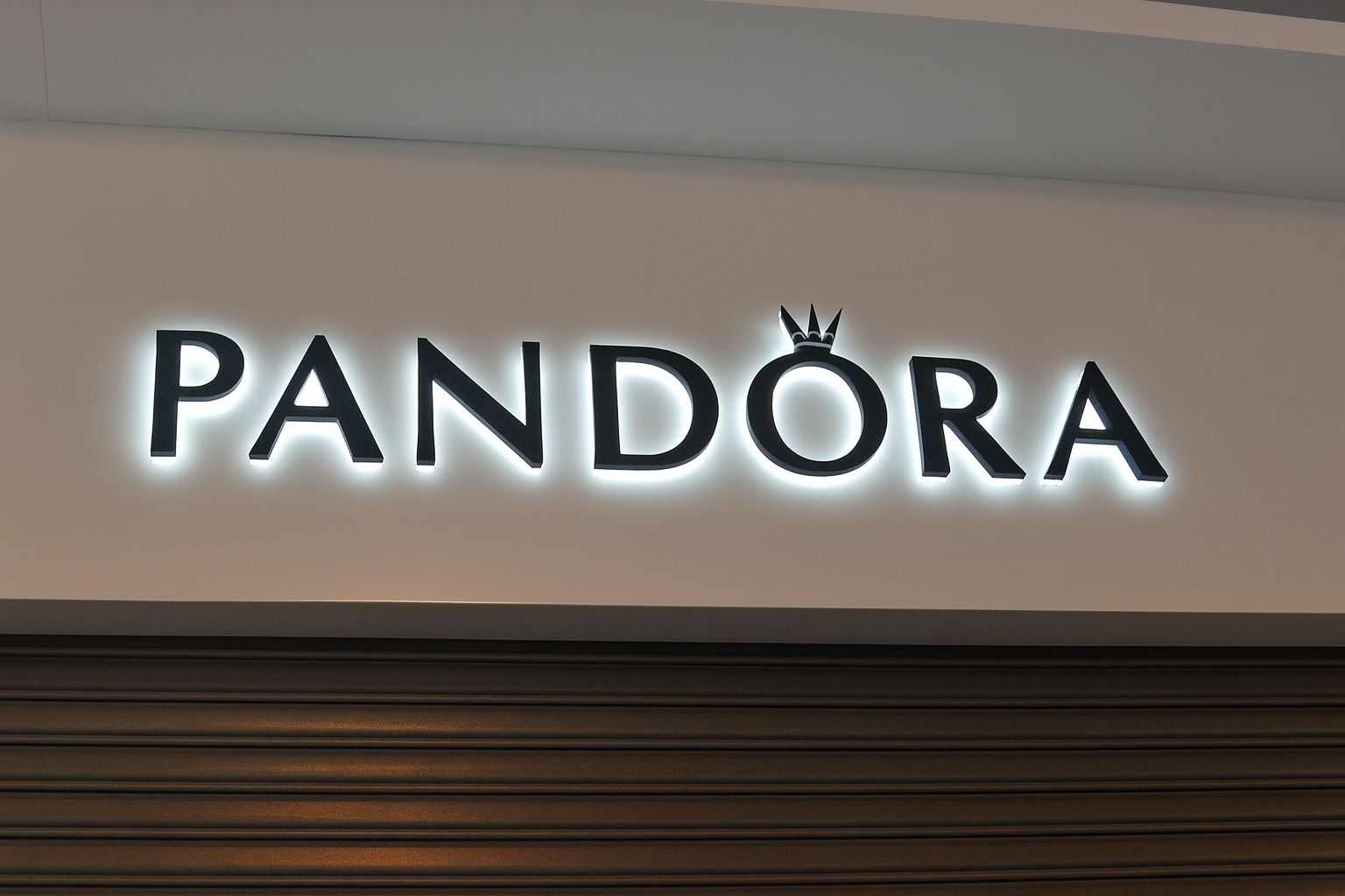 вывеска с контражурной подсветкой на фасаде бутика