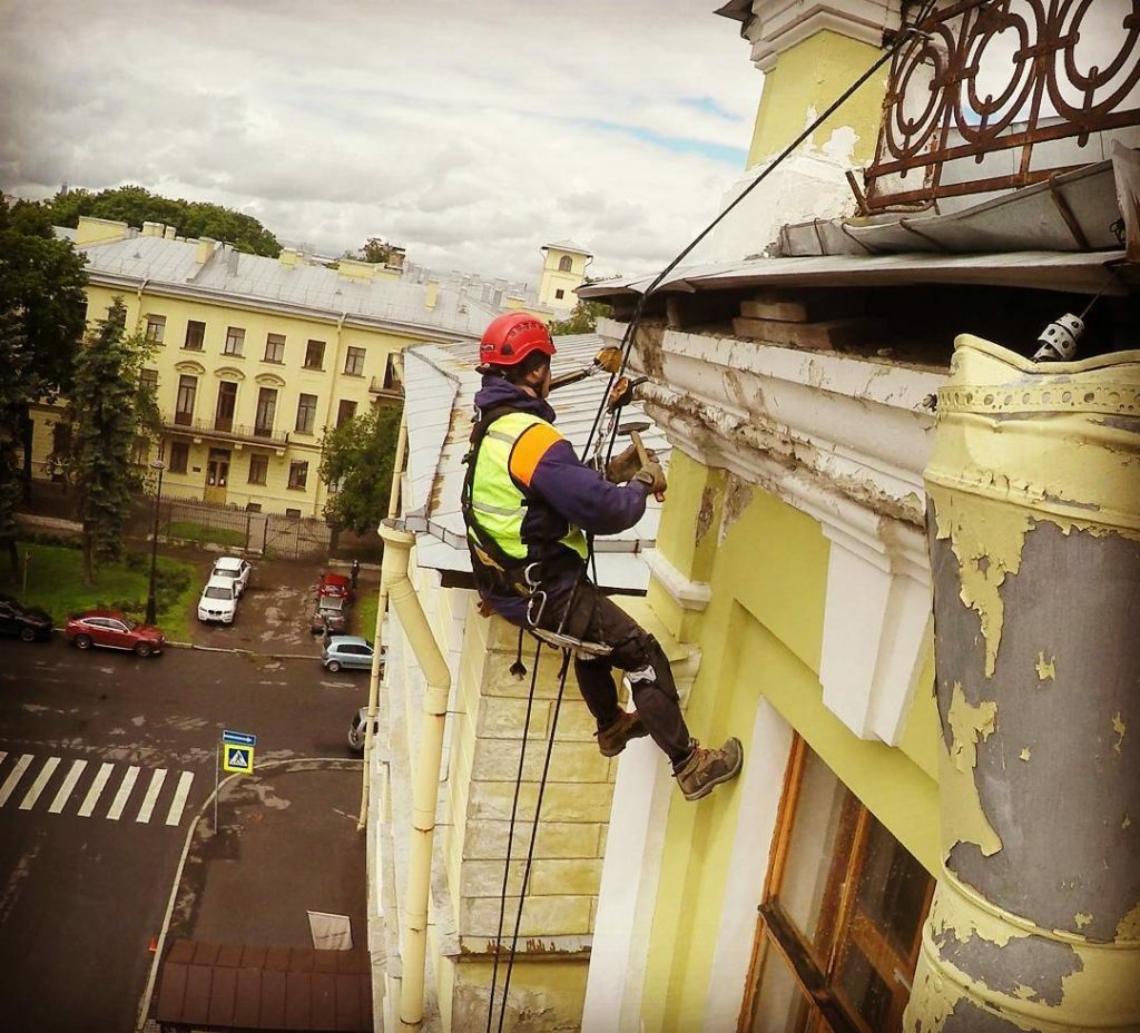 Покраска ремонт фасада. Альпинист на фасаде. Промышленыыйальбинизм. Промышленный альпинизм Москва. Фасадные работы.