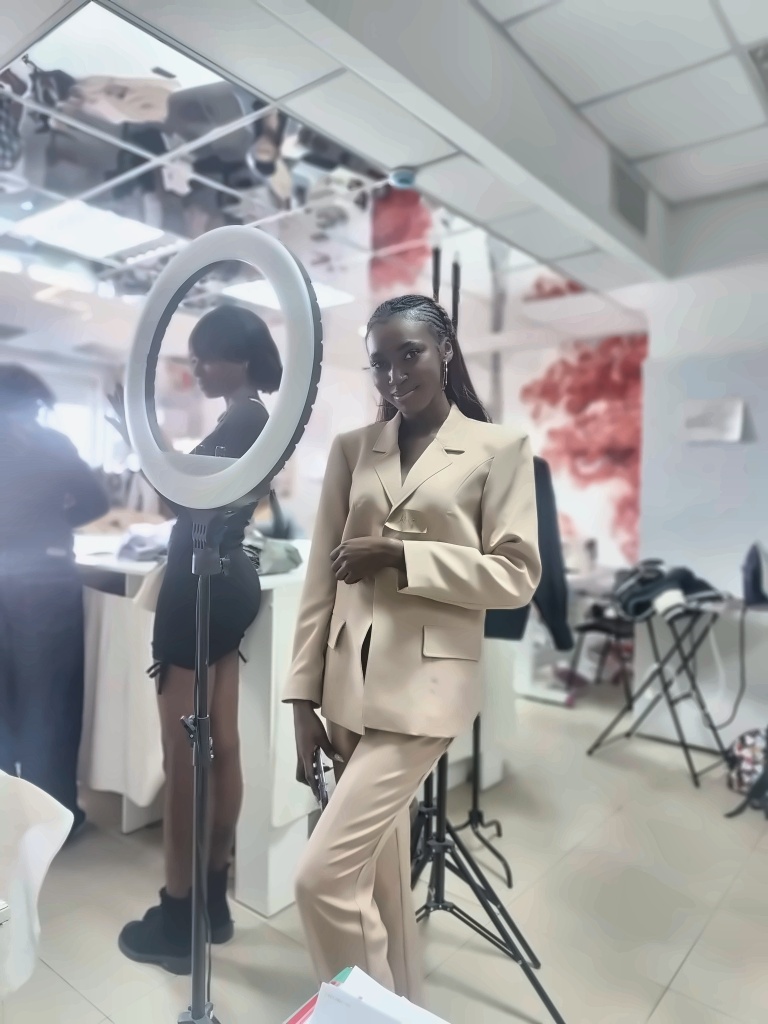 Примерка костюмов в рамках обучения