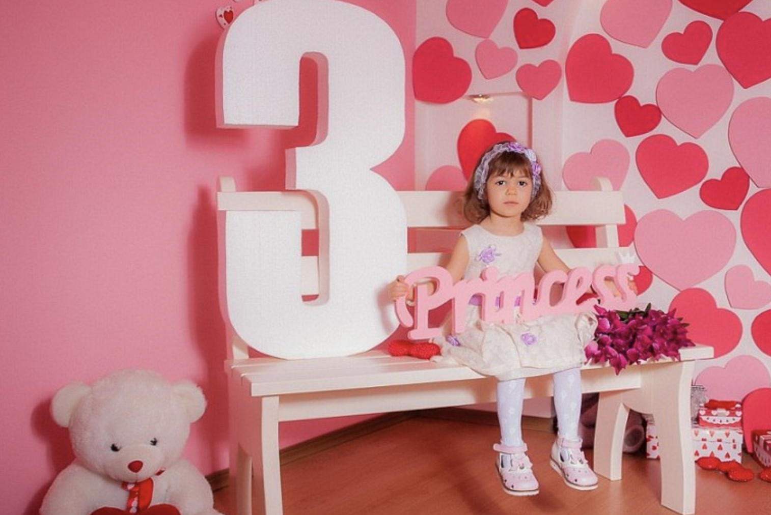 Фотозона на 3 года. Фотозона на 3 года девочке. Объемные буквы для фотосессии. Фото зона на 2 годика девочке. Цифра для фотосессии.