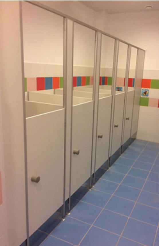 Детские туалетные перегородки. Перегородки для санузлов туалетные кабины. Туалетные перегородки алютех. Сантехнические перегородки для санузлов. Сантехнические перегородки для детского сада.