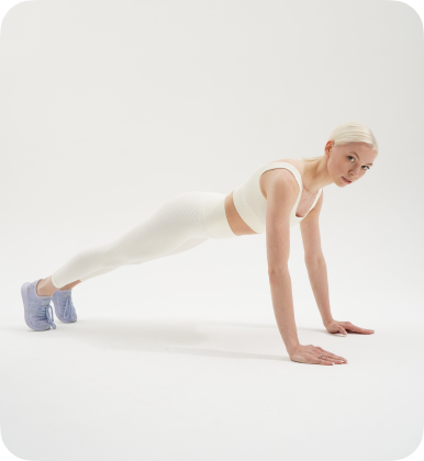 девушка отжимается