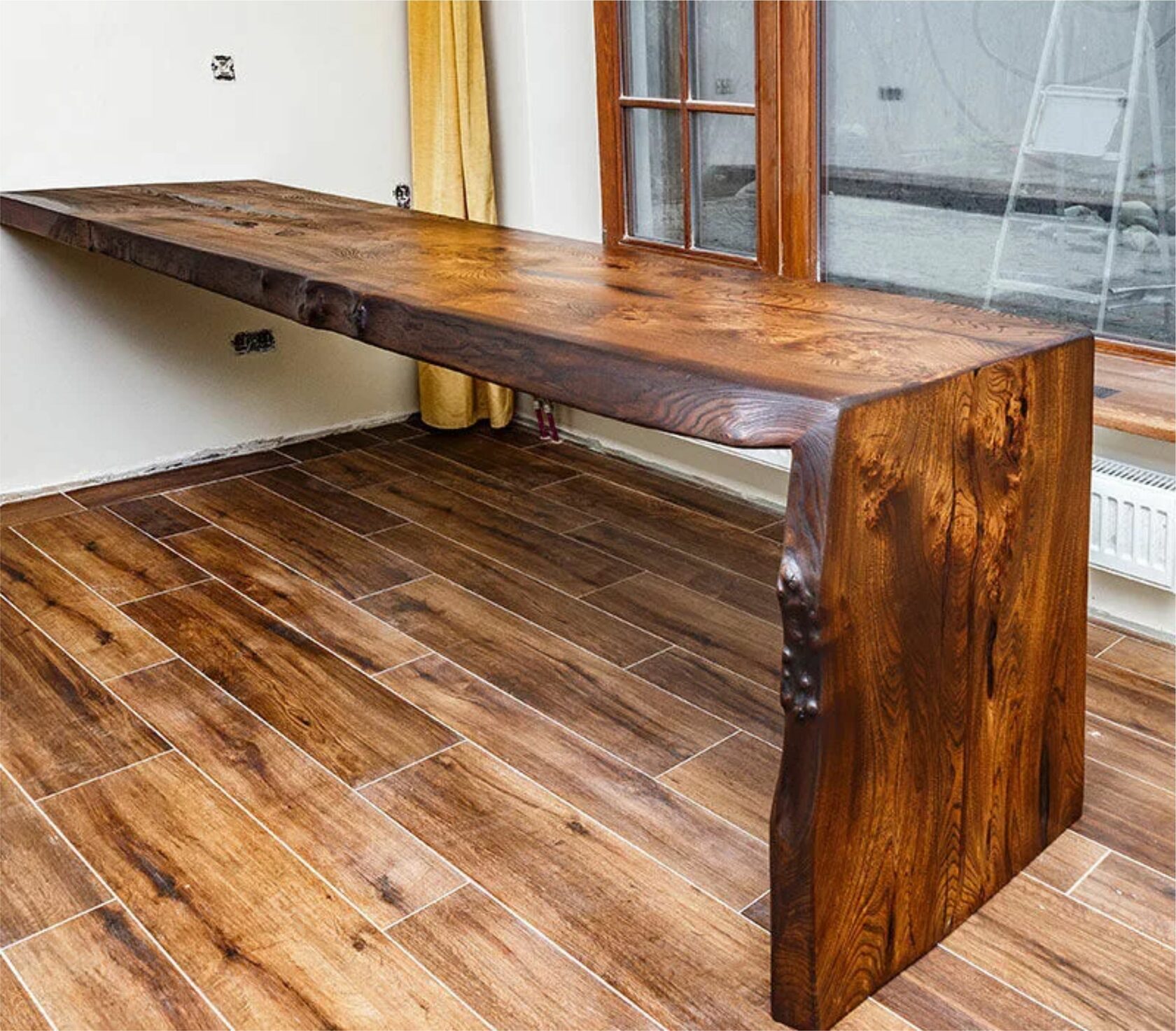 барный стол из дерева на кухню