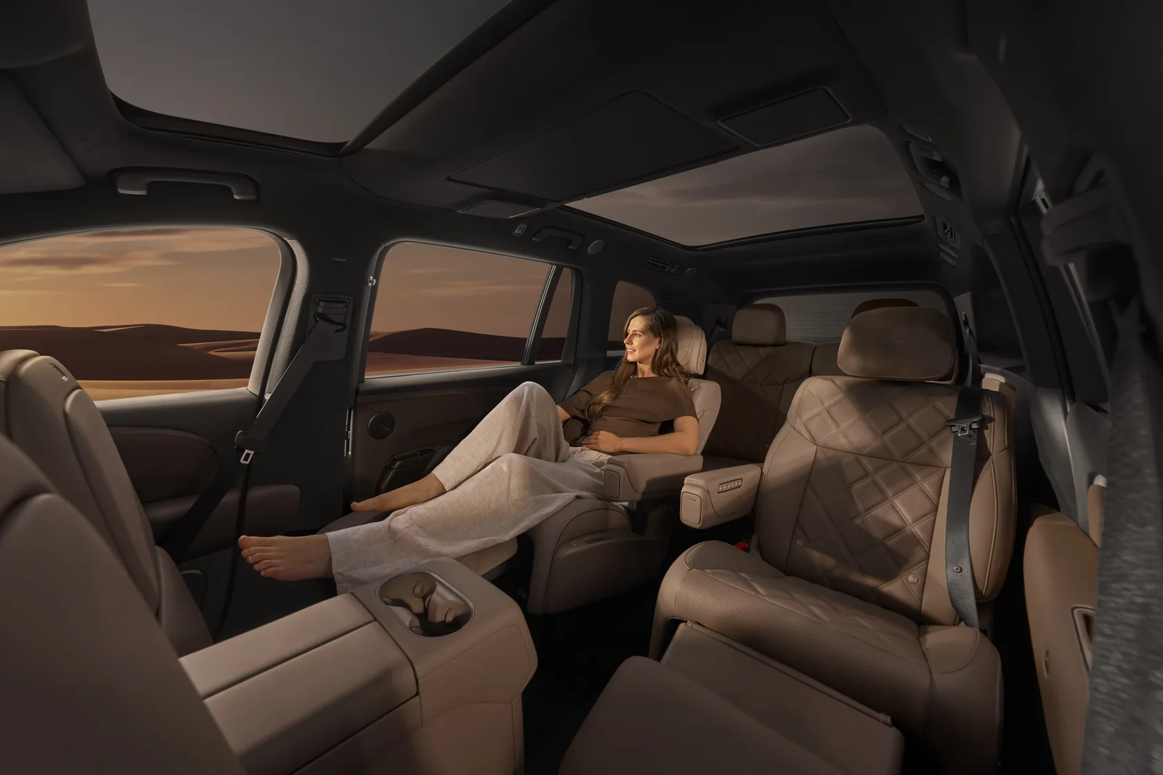 Пассажир отдыхает в салоне Li Auto L9