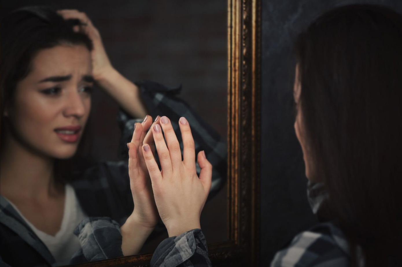 Девушка смотрит бывшего почему. Девушка плачет перед зеркалом. отражение в зеркале. девушка в зеркале. девушка в отражении.