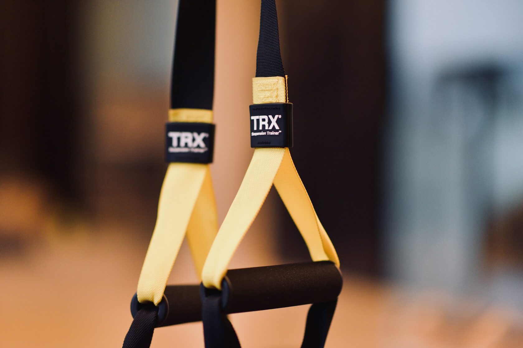 Атлет выполняет упражнение с петлями TRX