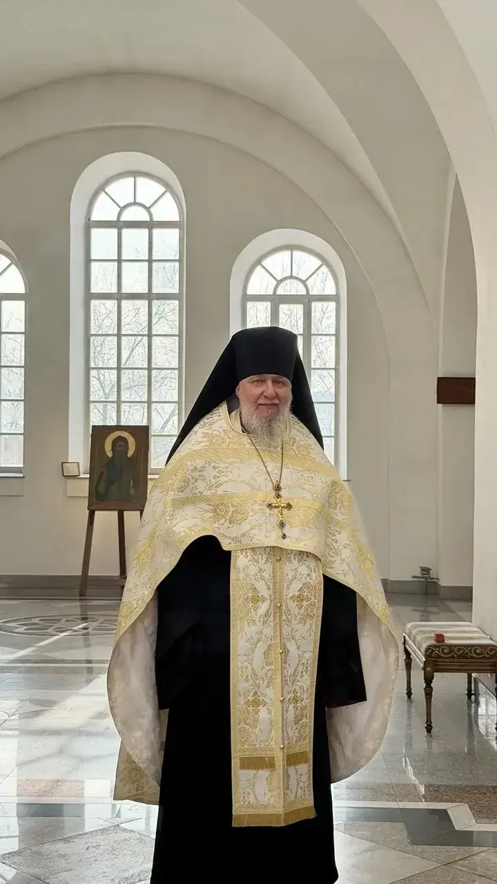 Настоятель Князе-Владимирского собора Иркутска протоиерей Алексий в бело-золотых ризах и чёрном клобуке в интерьере храма