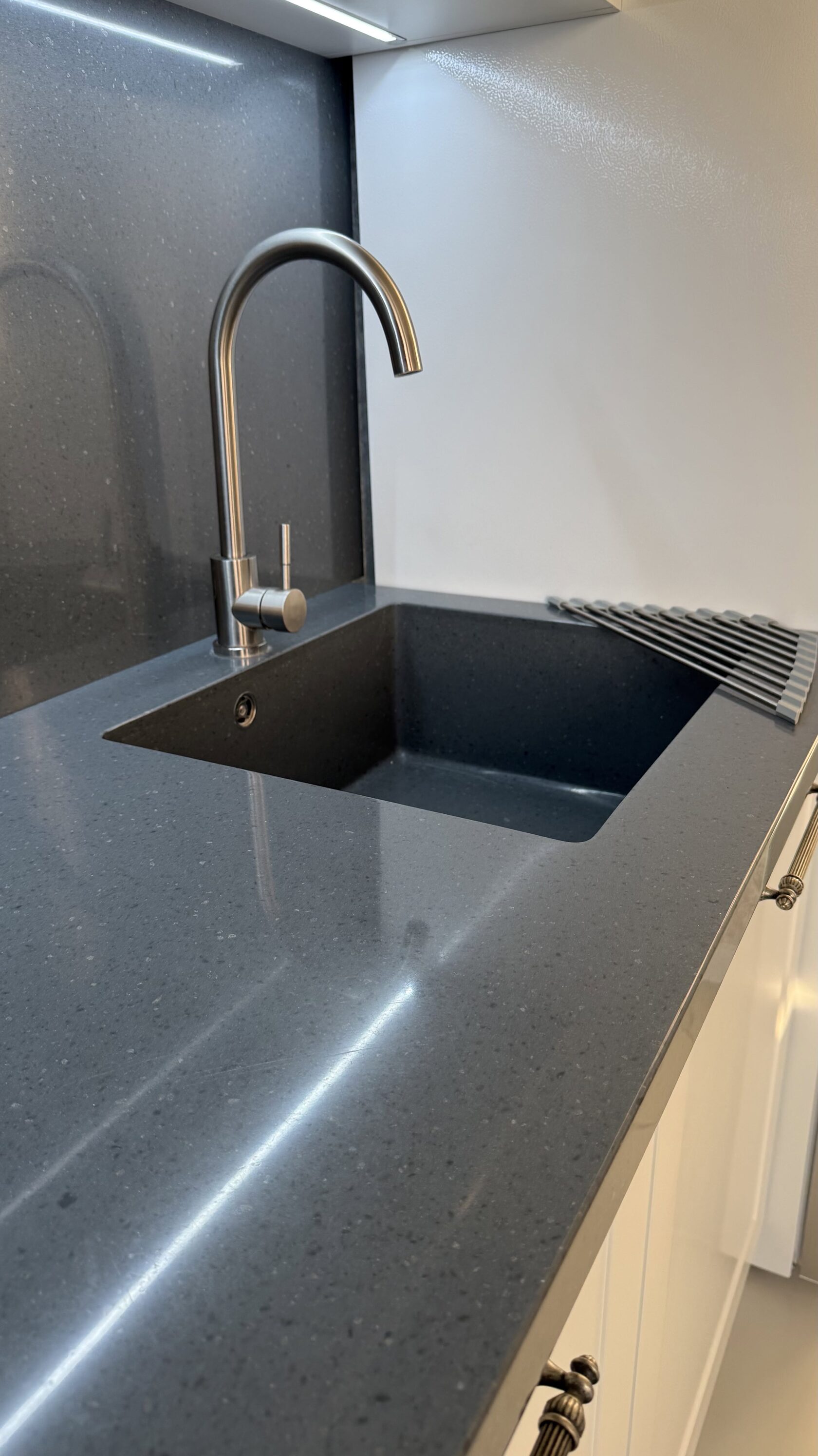 фартук акрил серый на заказной кухни