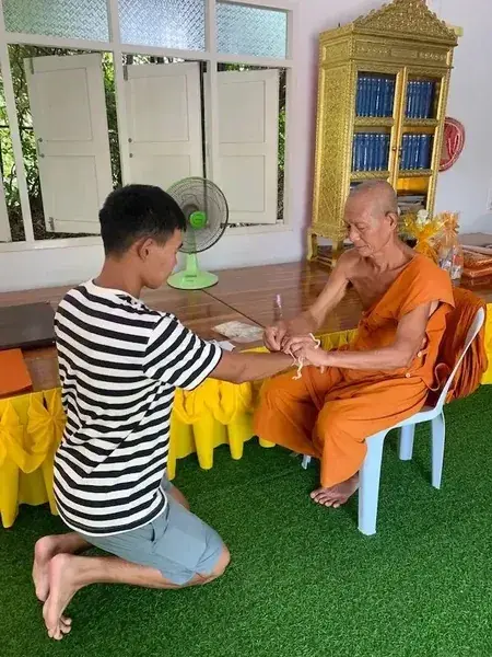 Нить на удачу повязывают на запястье