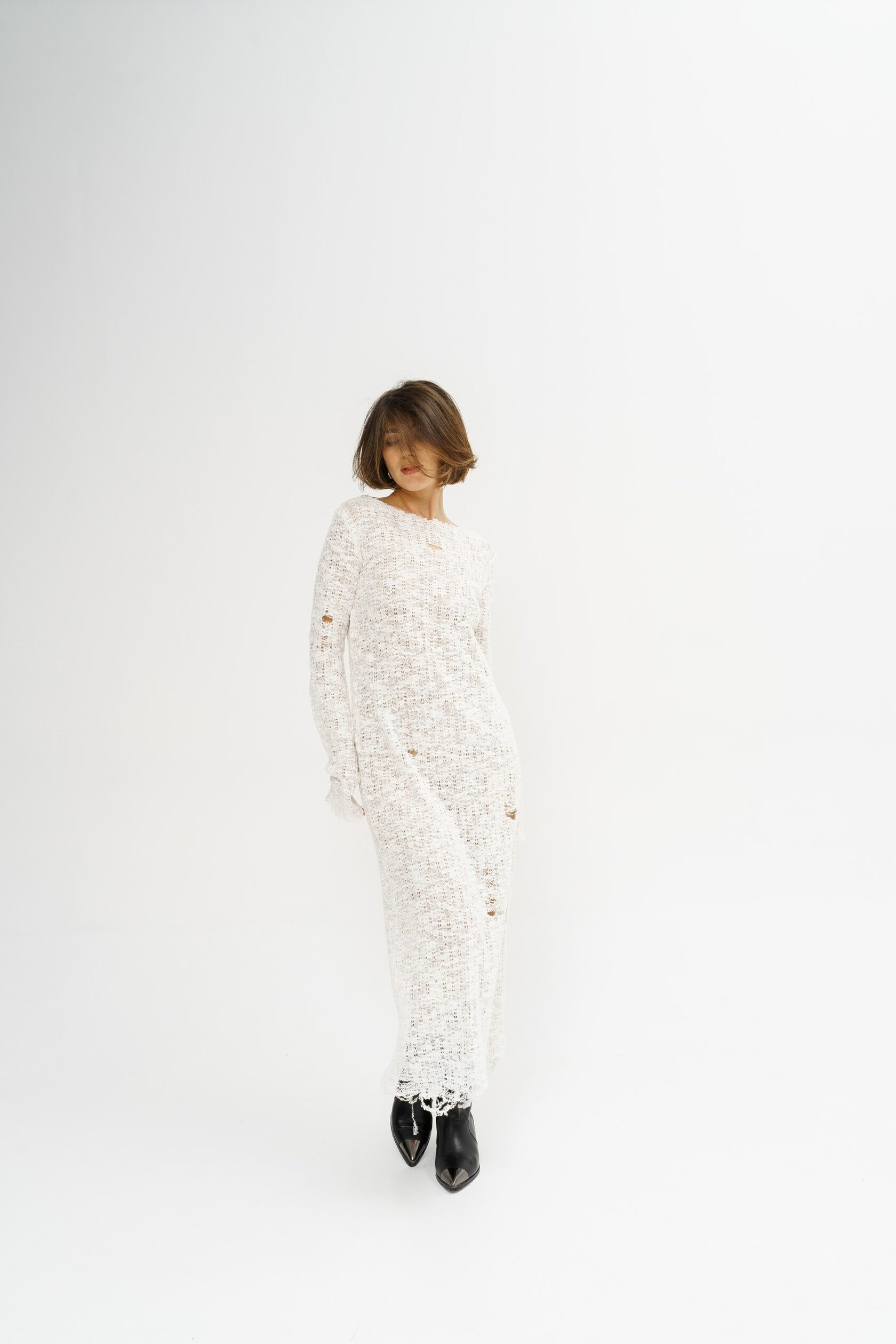 Молочное макси-платье с узорной вязкой и удлиненными рукавами