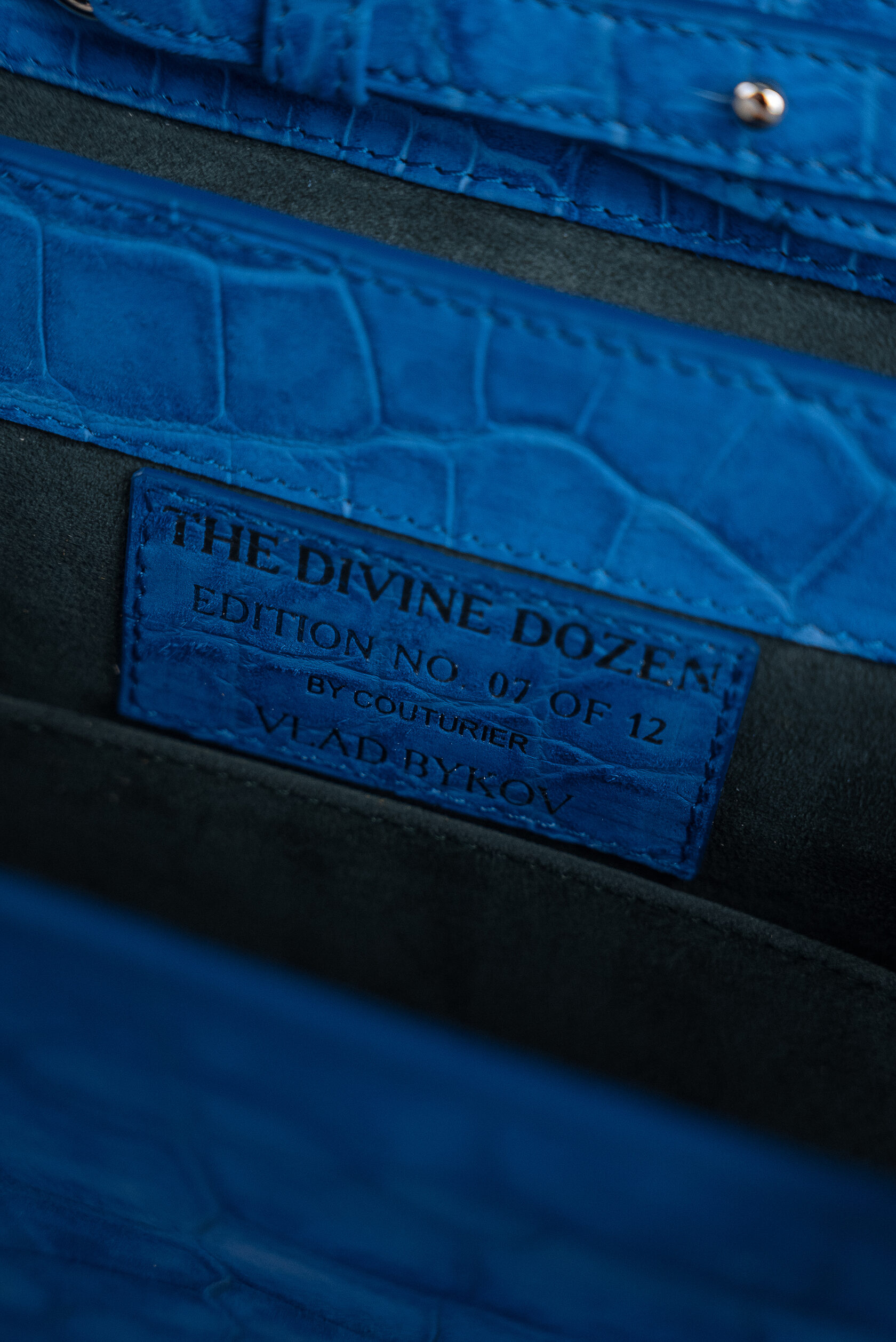 Бирка Edition No. 07 of 12 внутри сумки The Divine Dozen из синего нубукового крокодила