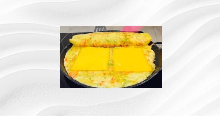 Приготовление рулета из омлета с сыром и кабачком: шаг 11