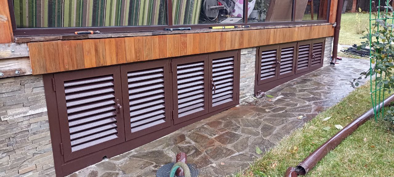 жалюзийные дверки закрывающиеся внешние для цоколя