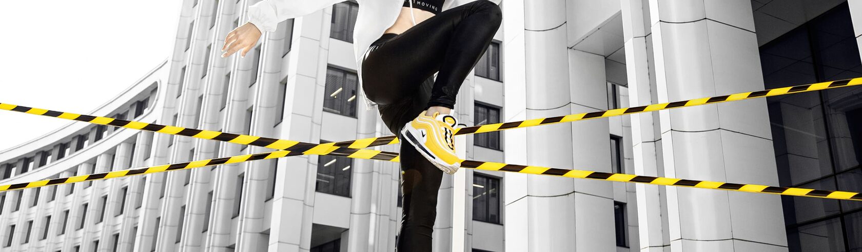 Фотосъемка кольца и браслета Swarovski с использованием студийного освещения и реквизита для создания стильного образа.